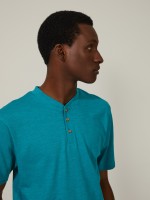 T-shirt com bot�es