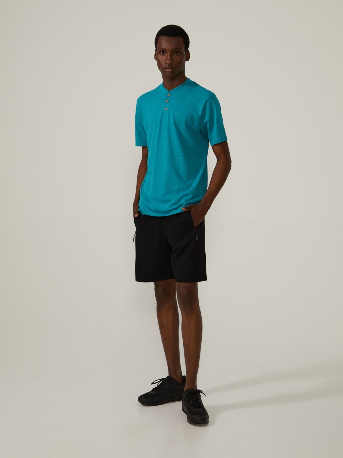 T-shirt com bot�es