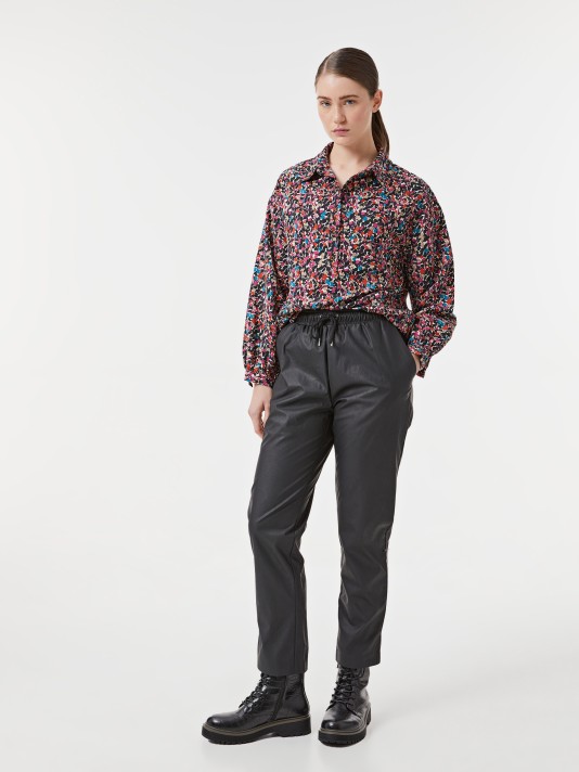 Calças jogger efeito pele Calças jogger efeito pele