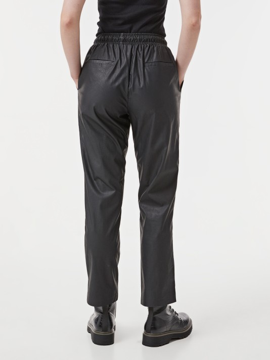 Calças jogger efeito pele Calças jogger efeito pele