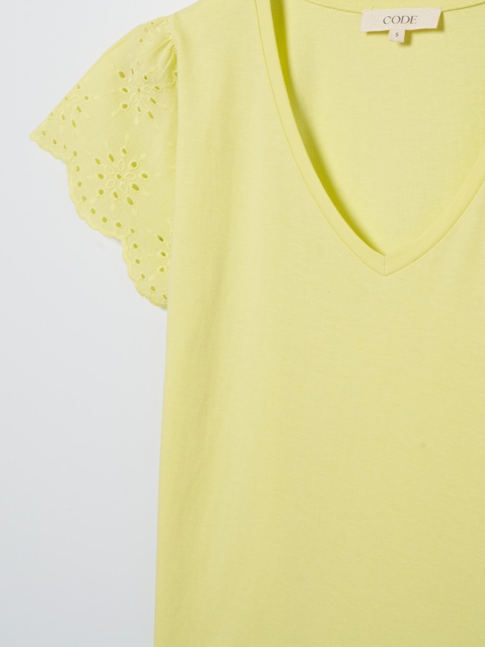 T-Shirt com bordado ingls