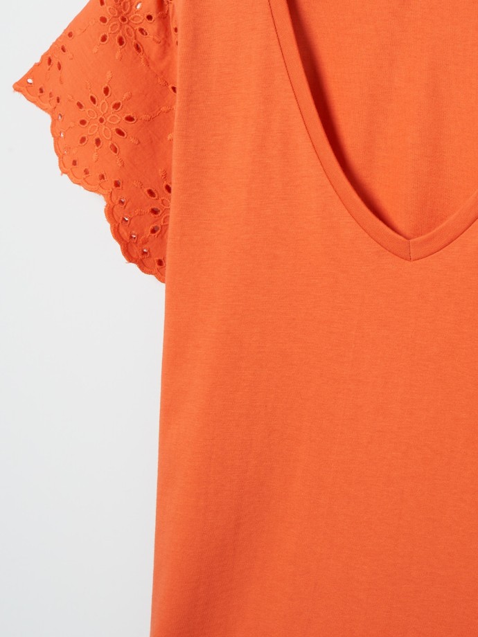 T-Shirt com bordado ingls