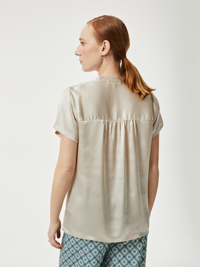 Blusa acetinada