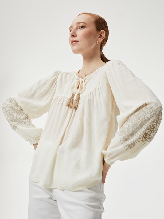 Blusa com pormenores nas mangas