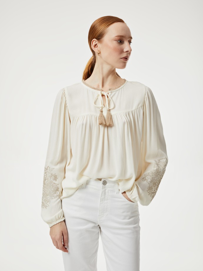 Blusa com pormenores nas mangas
