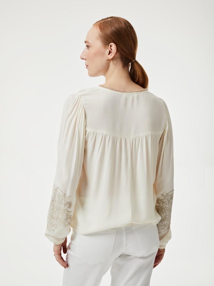 Blusa com pormenores nas mangas