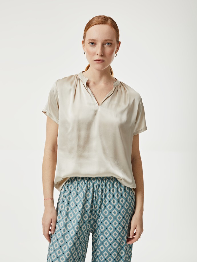 Blusa acetinada