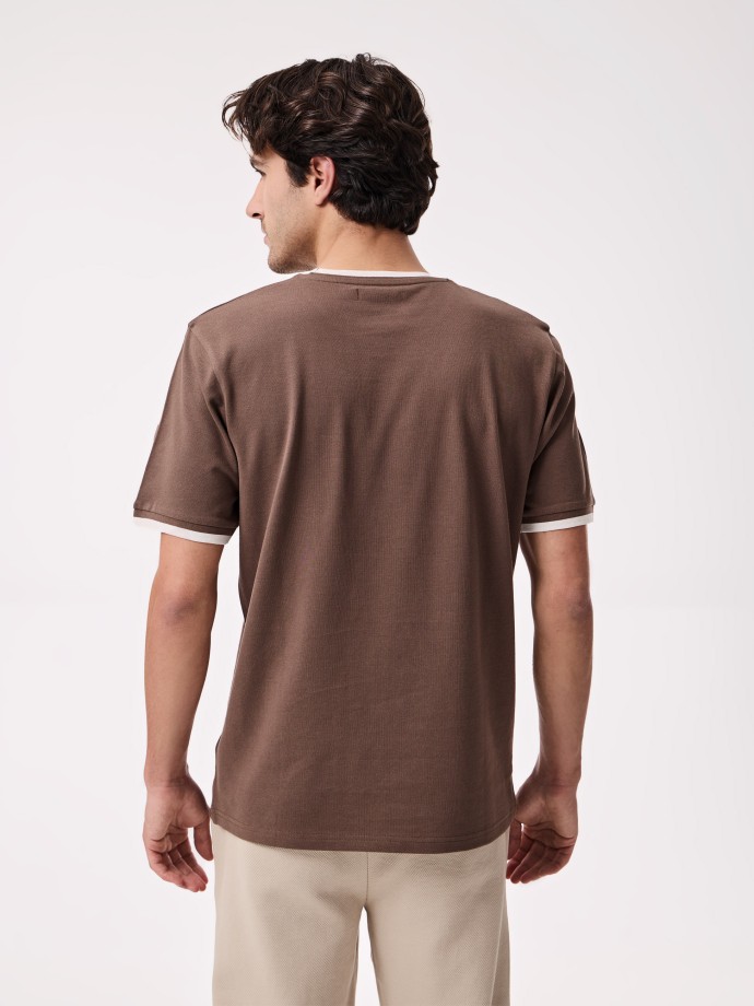 T-shirt com detalhes em contraste
