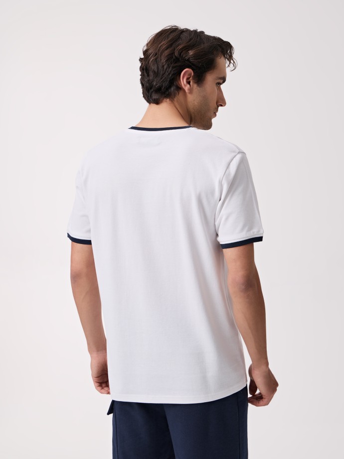 T-shirt com Detalhes em Contraste