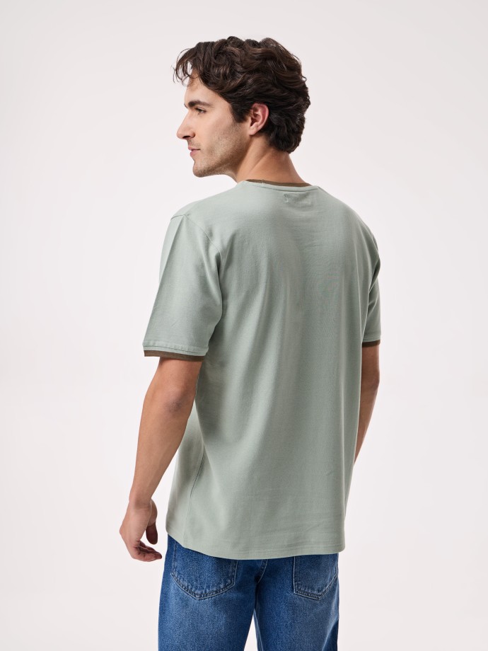 T-shirt com Detalhes em Contraste