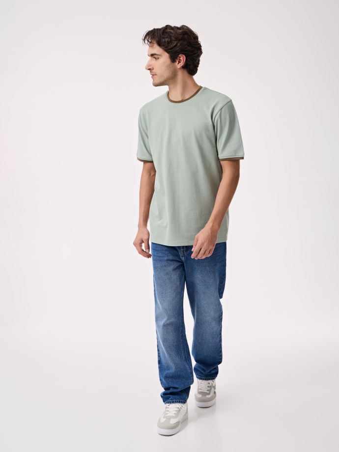 T-shirt com Detalhes em Contraste