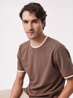 T-shirt com detalhes em contraste