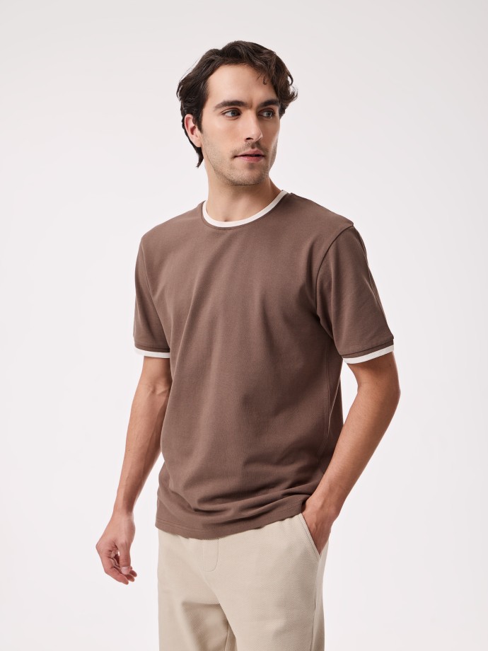 T-shirt com detalhes em contraste