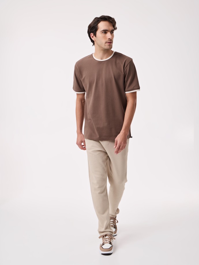 T-shirt com detalhes em contraste