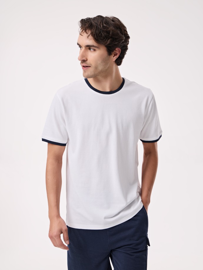 T-shirt com Detalhes em Contraste