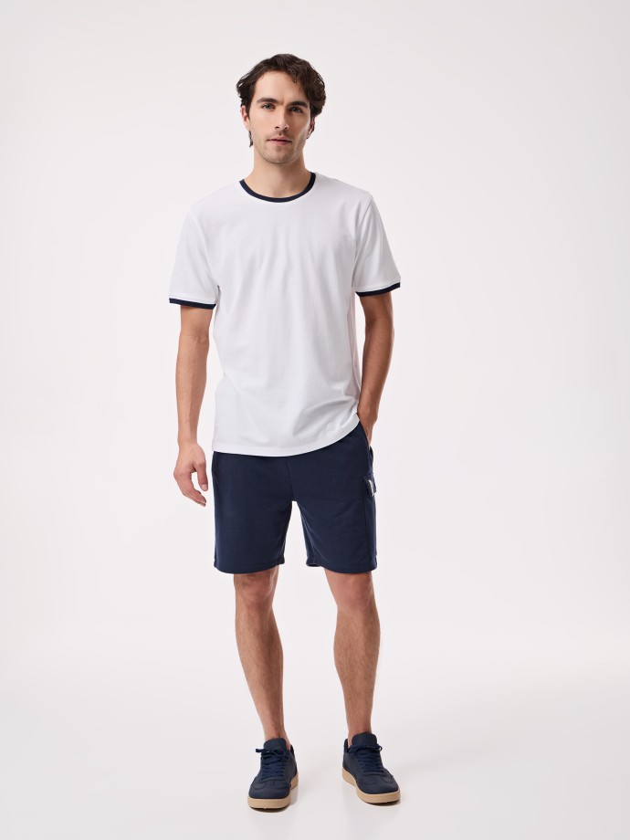 T-shirt com Detalhes em Contraste