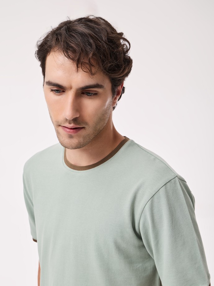 T-shirt com Detalhes em Contraste