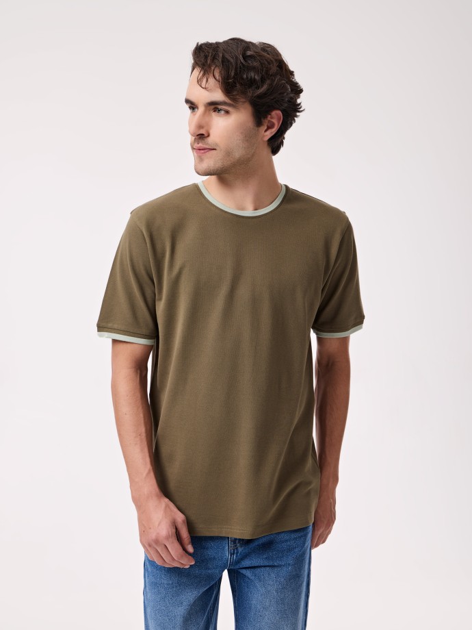 T-shirt com Detalhes em Contraste