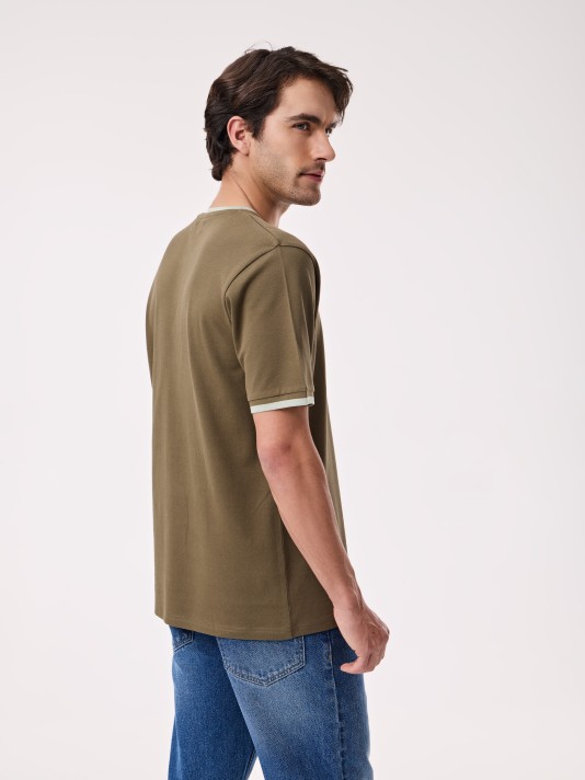 T-shirt com Detalhes em Contraste T-shirt com Detalhes em Contraste