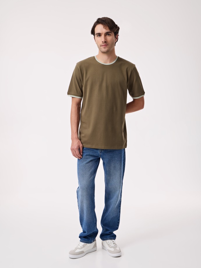 T-shirt com Detalhes em Contraste