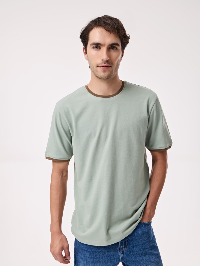 T-shirt com Detalhes em Contraste