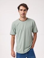 T-shirt com Detalhes em Contraste