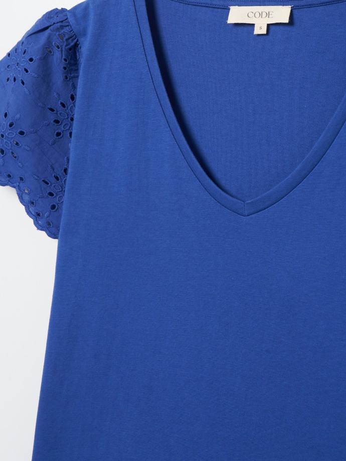 T-Shirt com bordado ingls