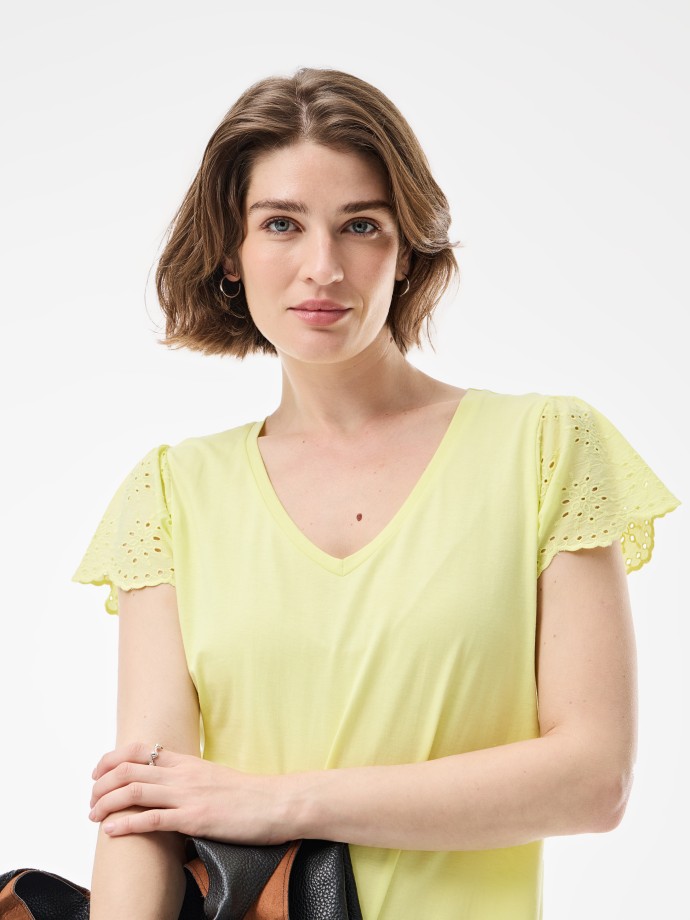 T-Shirt com bordado ingls