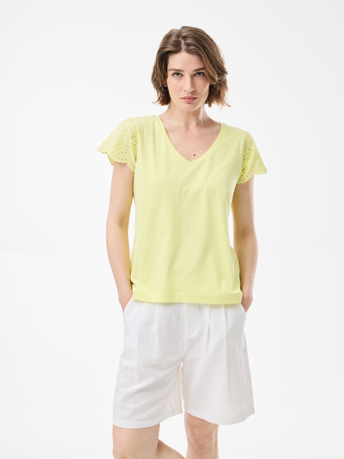 T-Shirt com bordado ingls