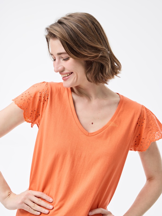 T-Shirt com bordado ingls