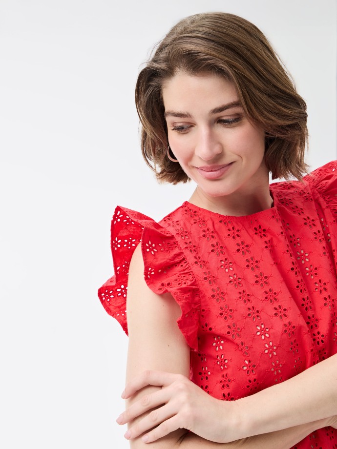 Blusa com bordado ingls