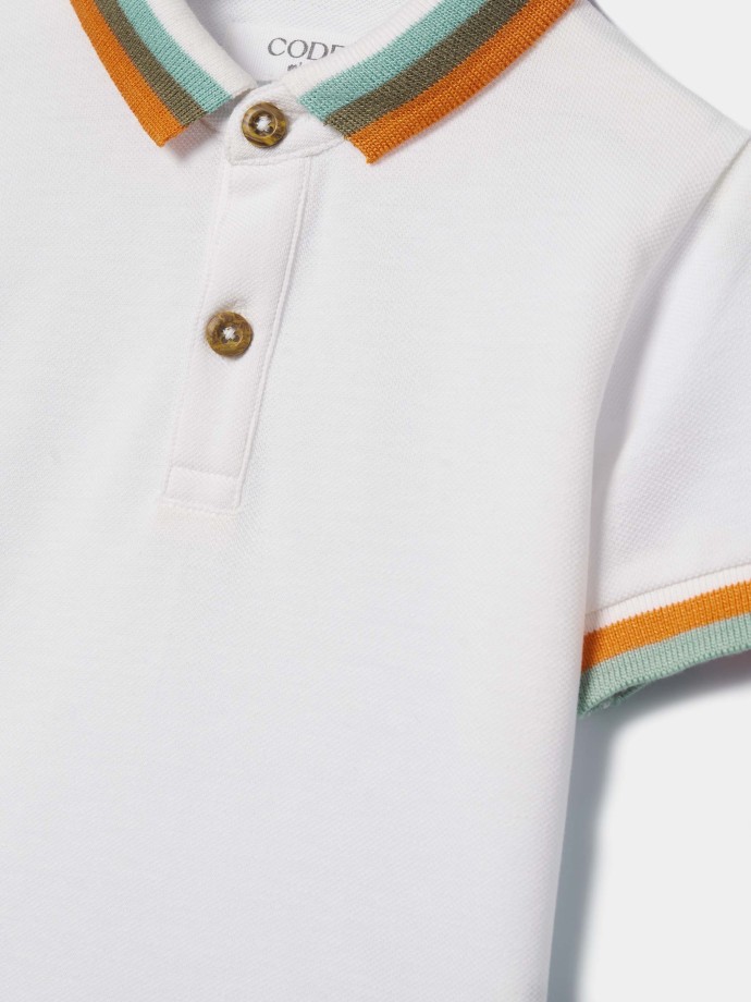 Polo com contraste