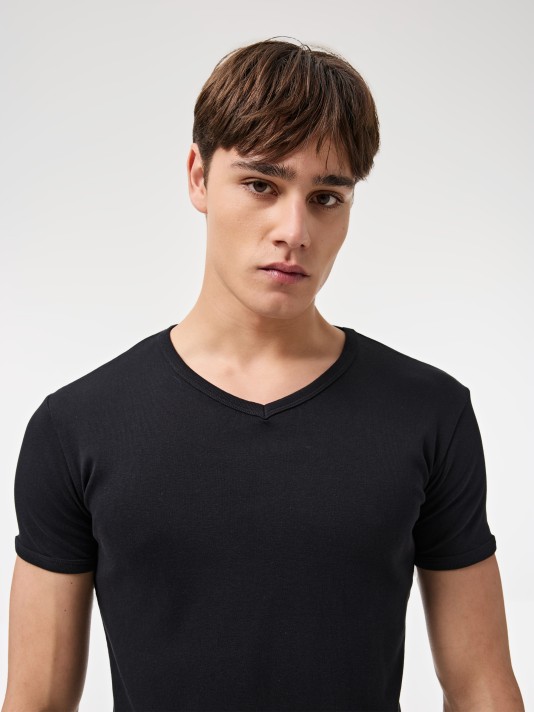 T-Shirt com gola em V T-Shirt com gola em V