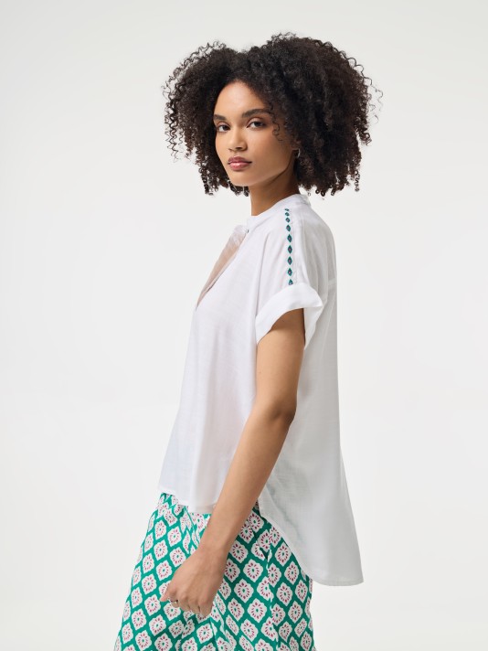 Blusa com bordado Blusa com bordado