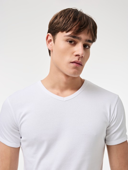 T-Shirt com gola em V T-Shirt com gola em V