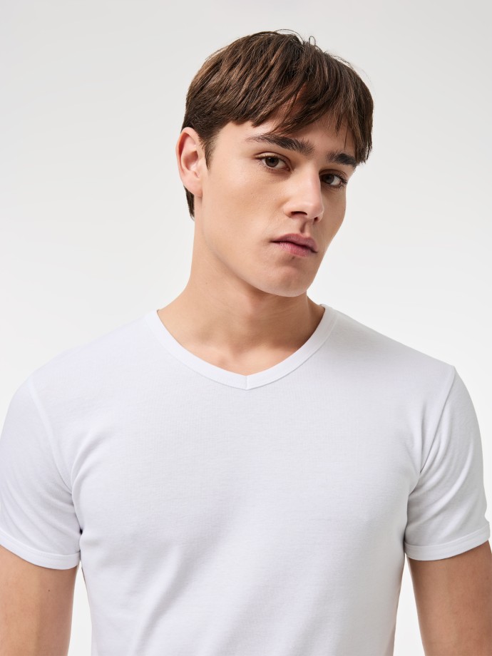 T-Shirt com gola em V