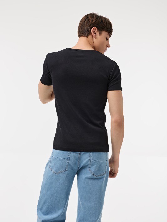 T-Shirt com gola em V T-Shirt com gola em V