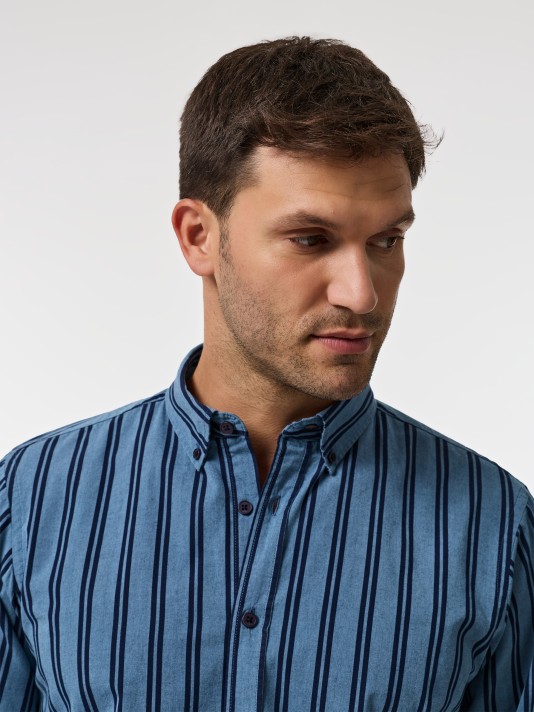 Camisa com riscas Camisa com riscas