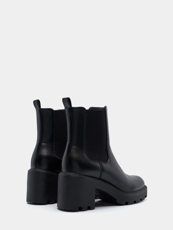 Botins com salto