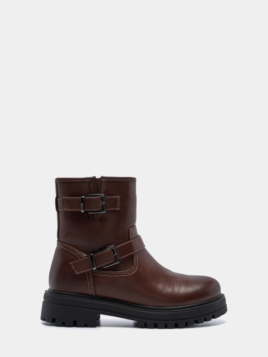 Botins com fivelas
