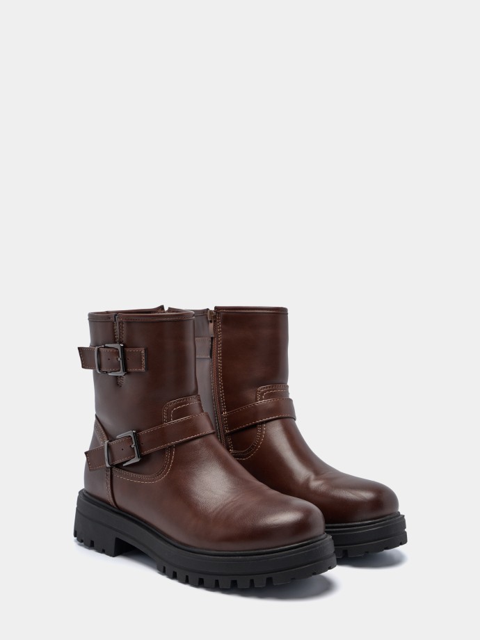 Botins com fivelas