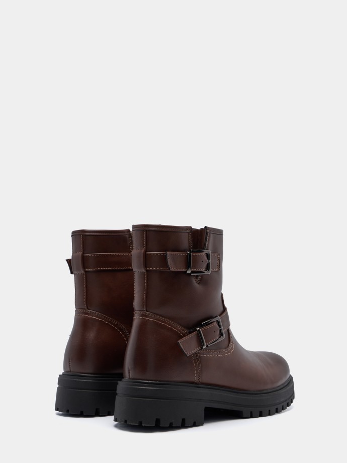 Botins com fivelas
