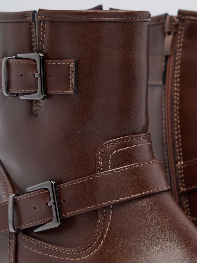 Botins com fivelas