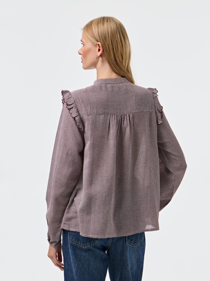 Camisa com folho nos ombros