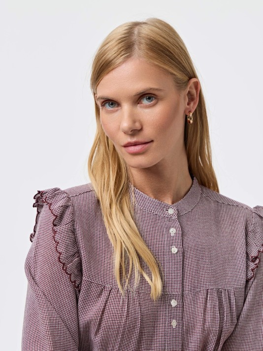 Camisa com folho nos ombros