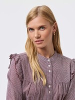 Camisa com folho nos ombros