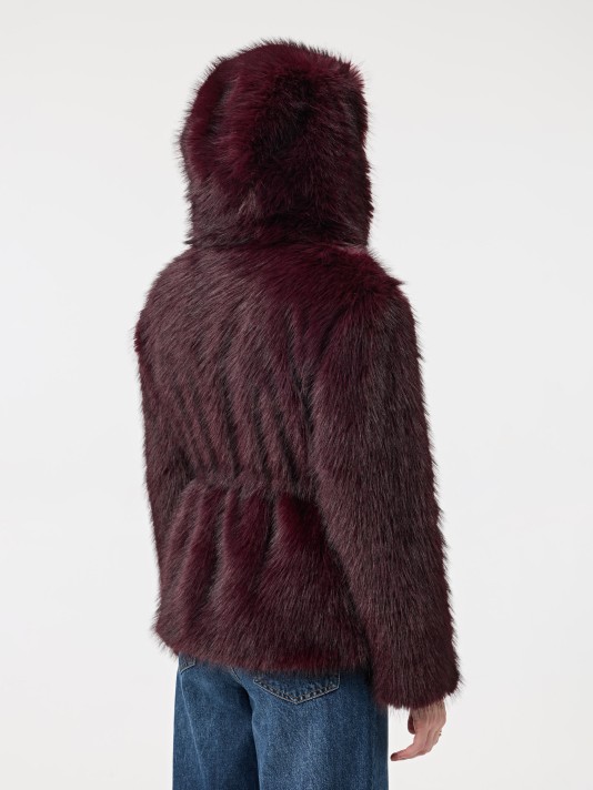 Casaco de pelo com carapuço Casaco de pelo com carapuço