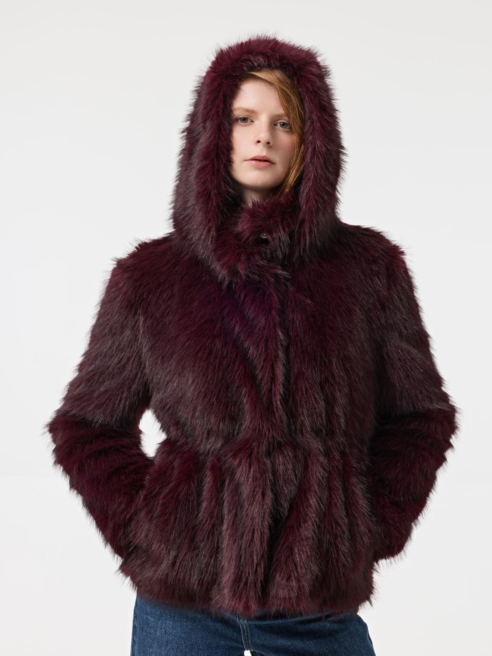 Casaco de pelo com carapuço Casaco de pelo com carapuço