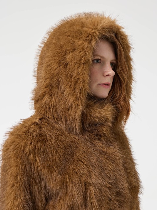 Casaco de pelo com carapuço Casaco de pelo com carapuço