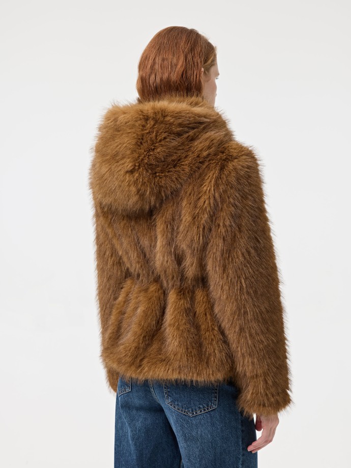 Casaco de pelo com carapuo